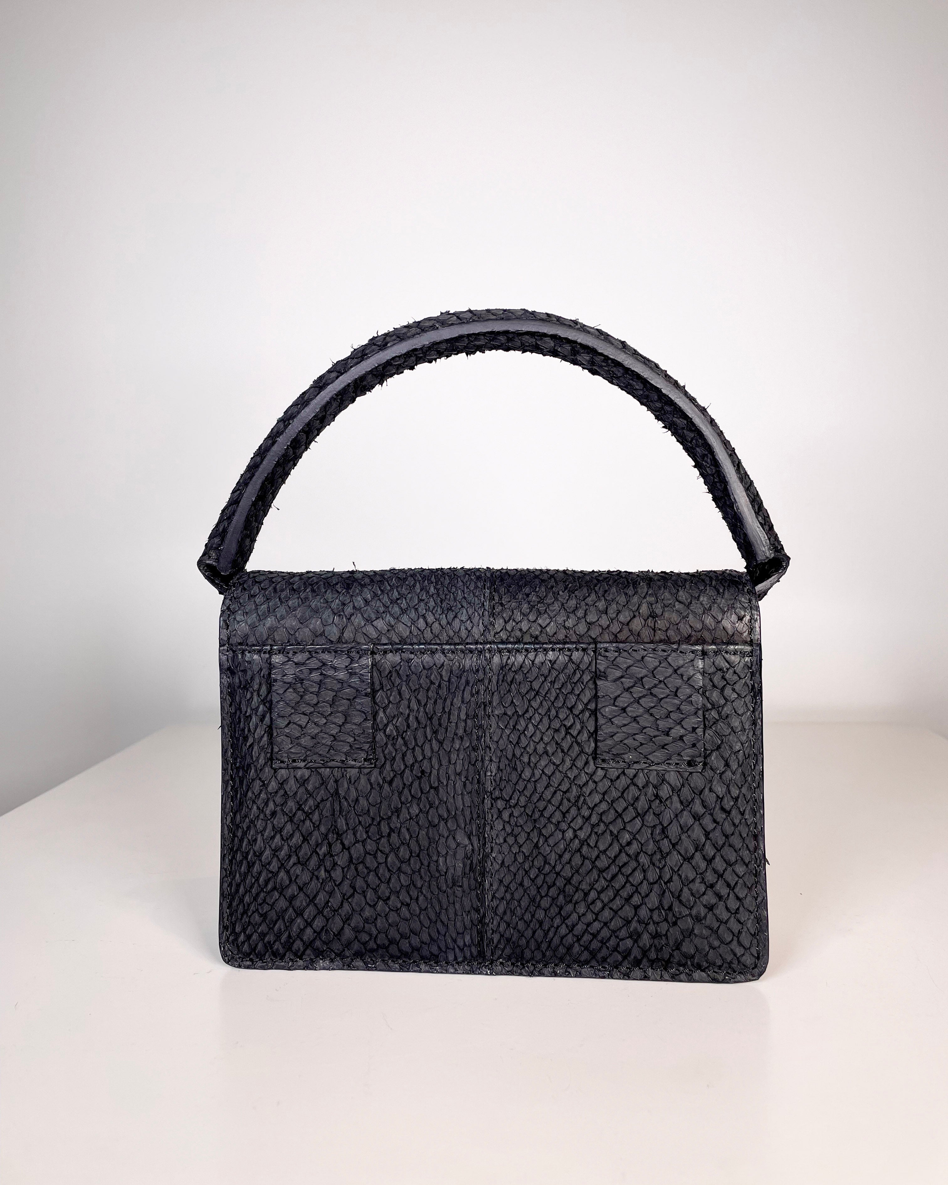 Hilla shoulder bag salmon leather black (sample)