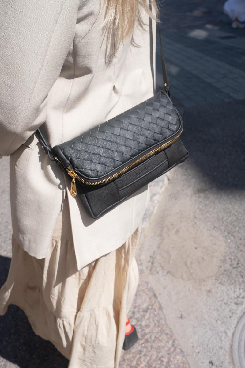 Aira crossbody-laukku musta