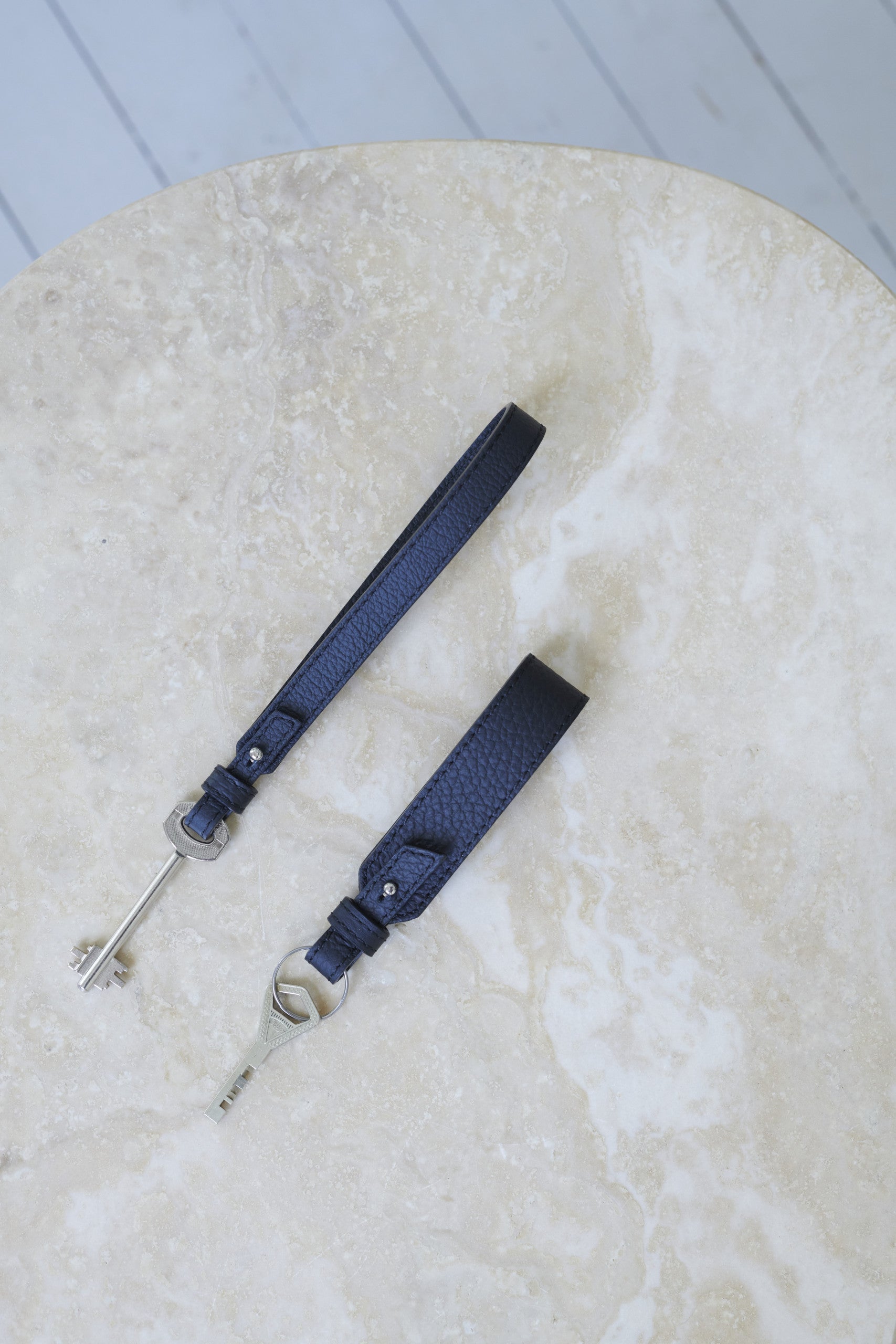 Rannelenkki/ avaimenperä - musta / kulta