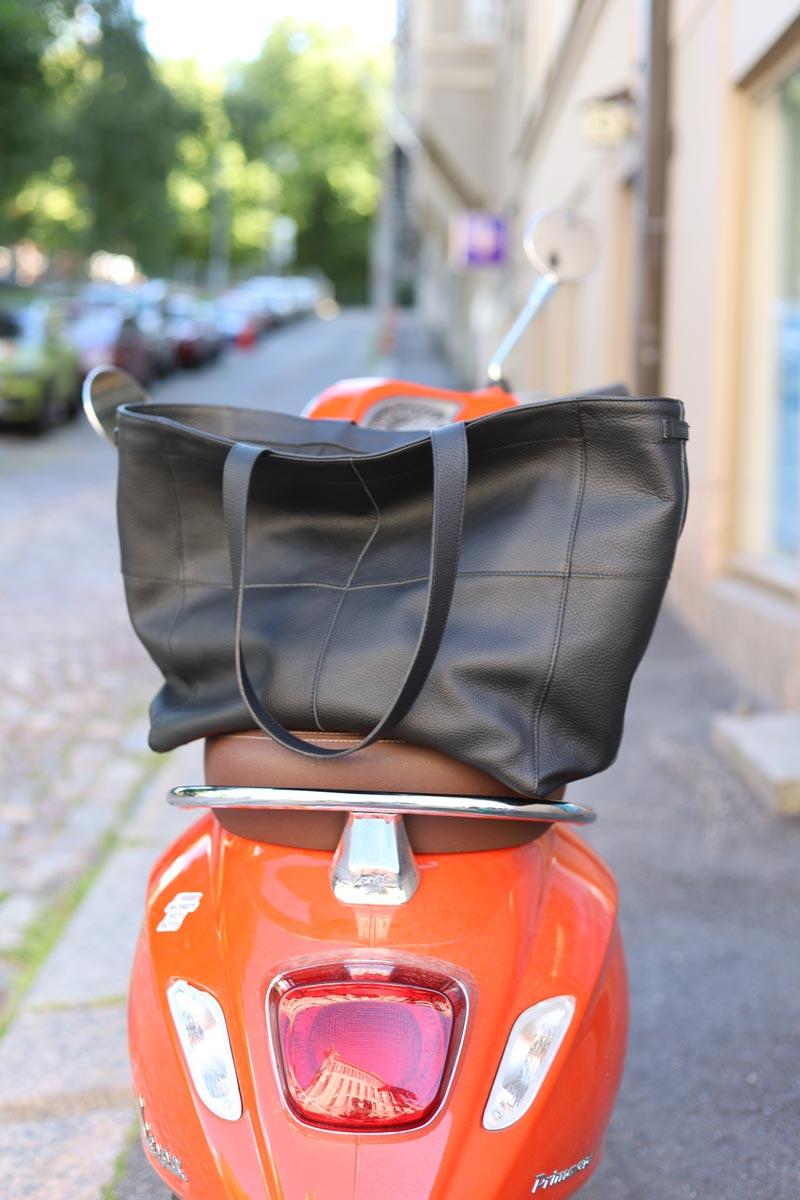 Aitta-olkalaukku musta