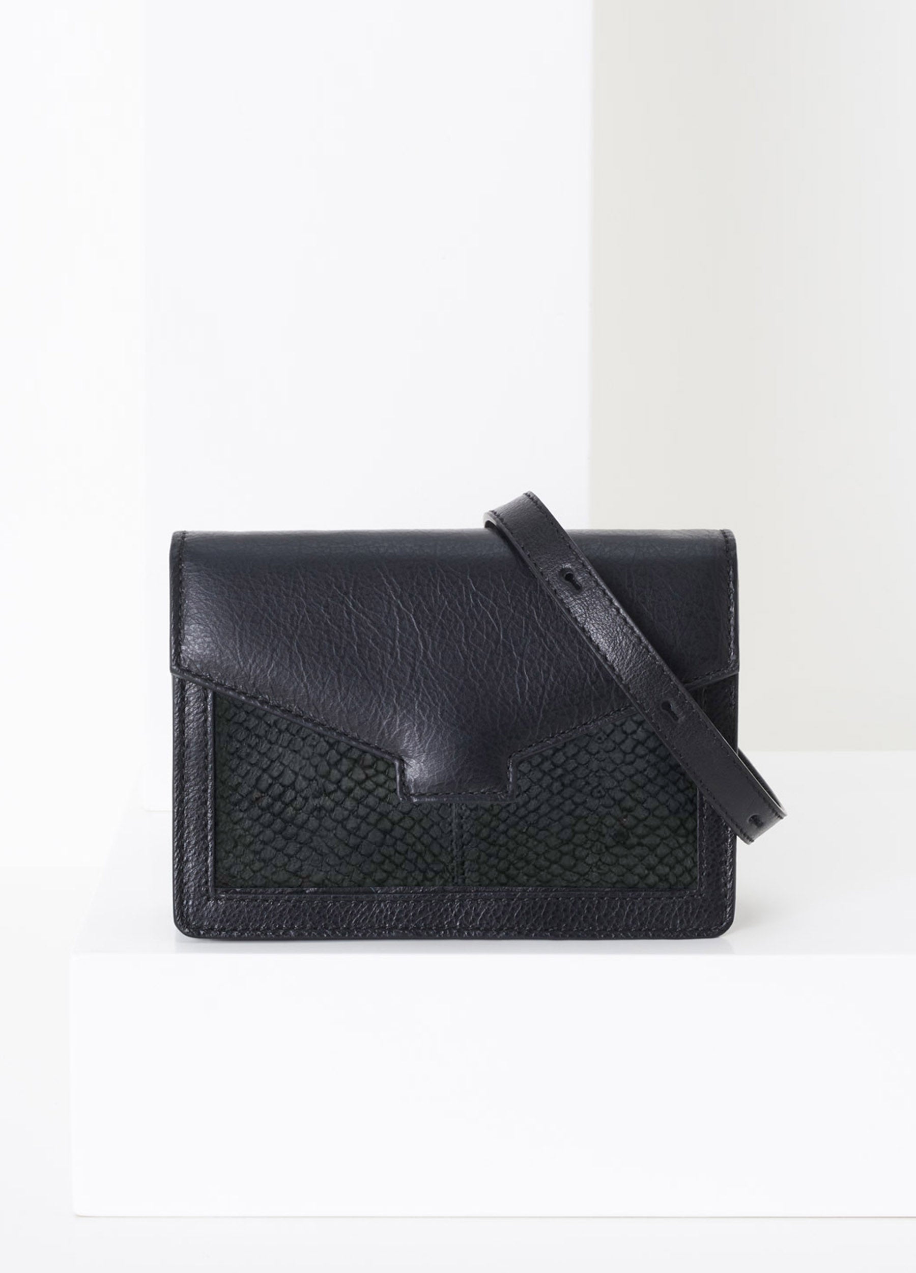 Hilla shoulder bag black salmon leather