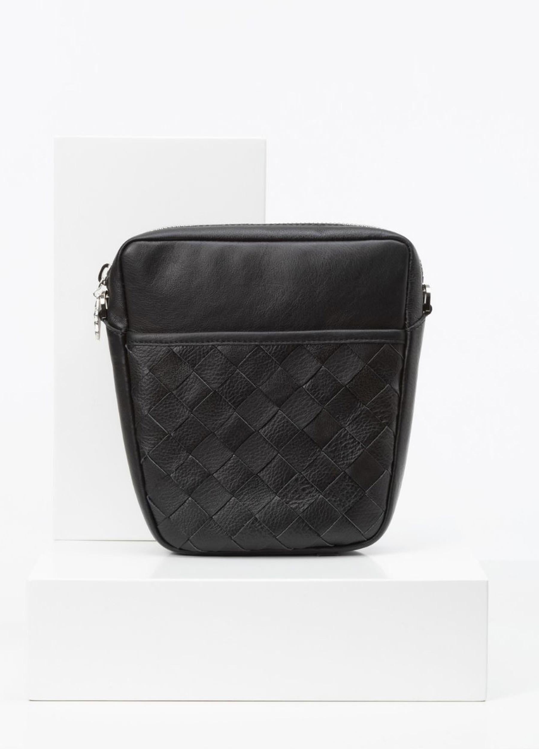 Toivo Crossbody sample