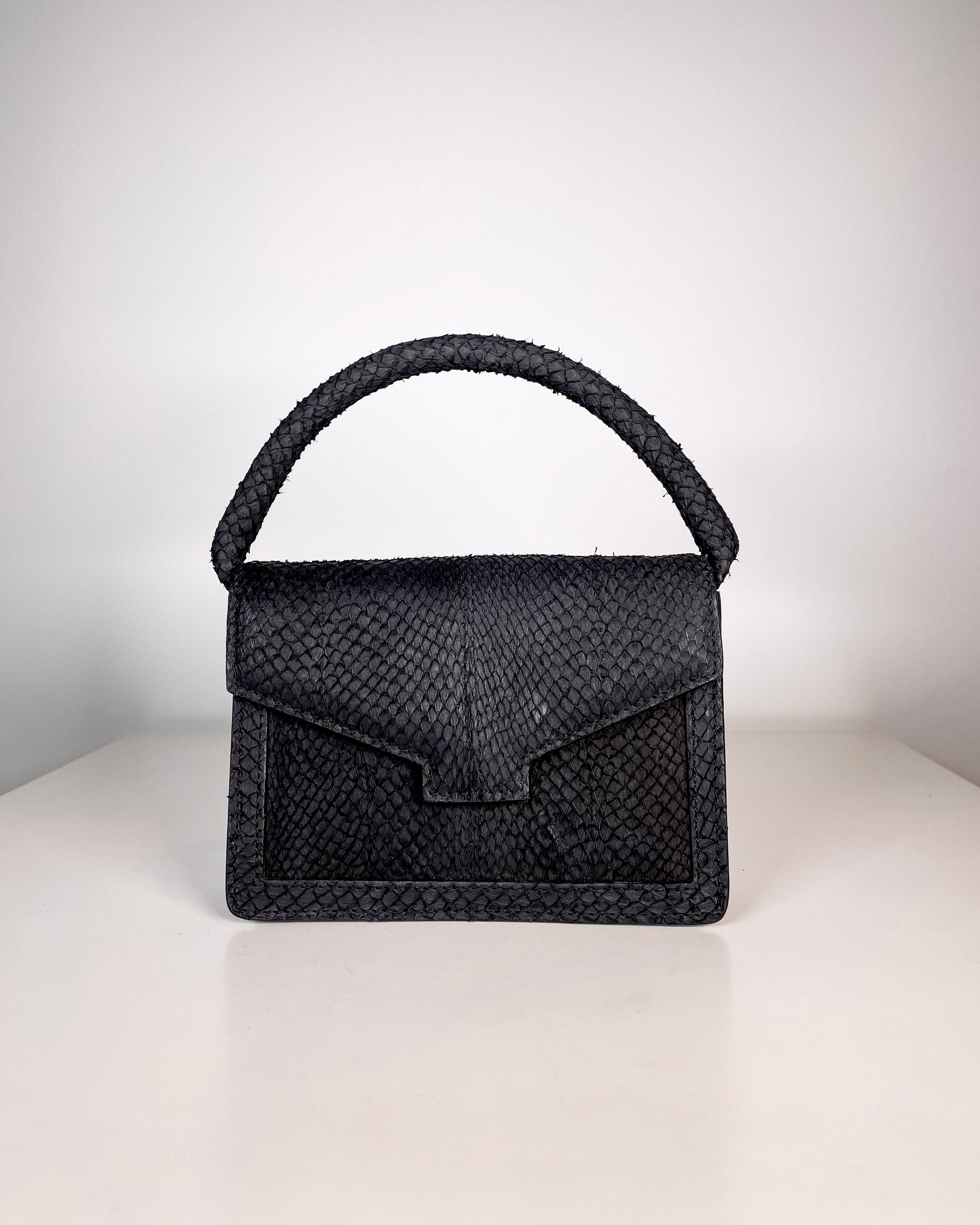 Hilla shoulder bag salmon leather black (sample) 