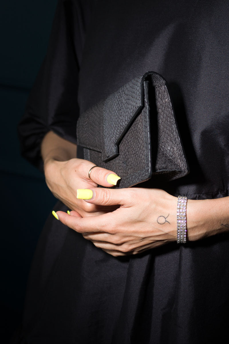 Hilla shoulder bag salmon leather black (sample) 