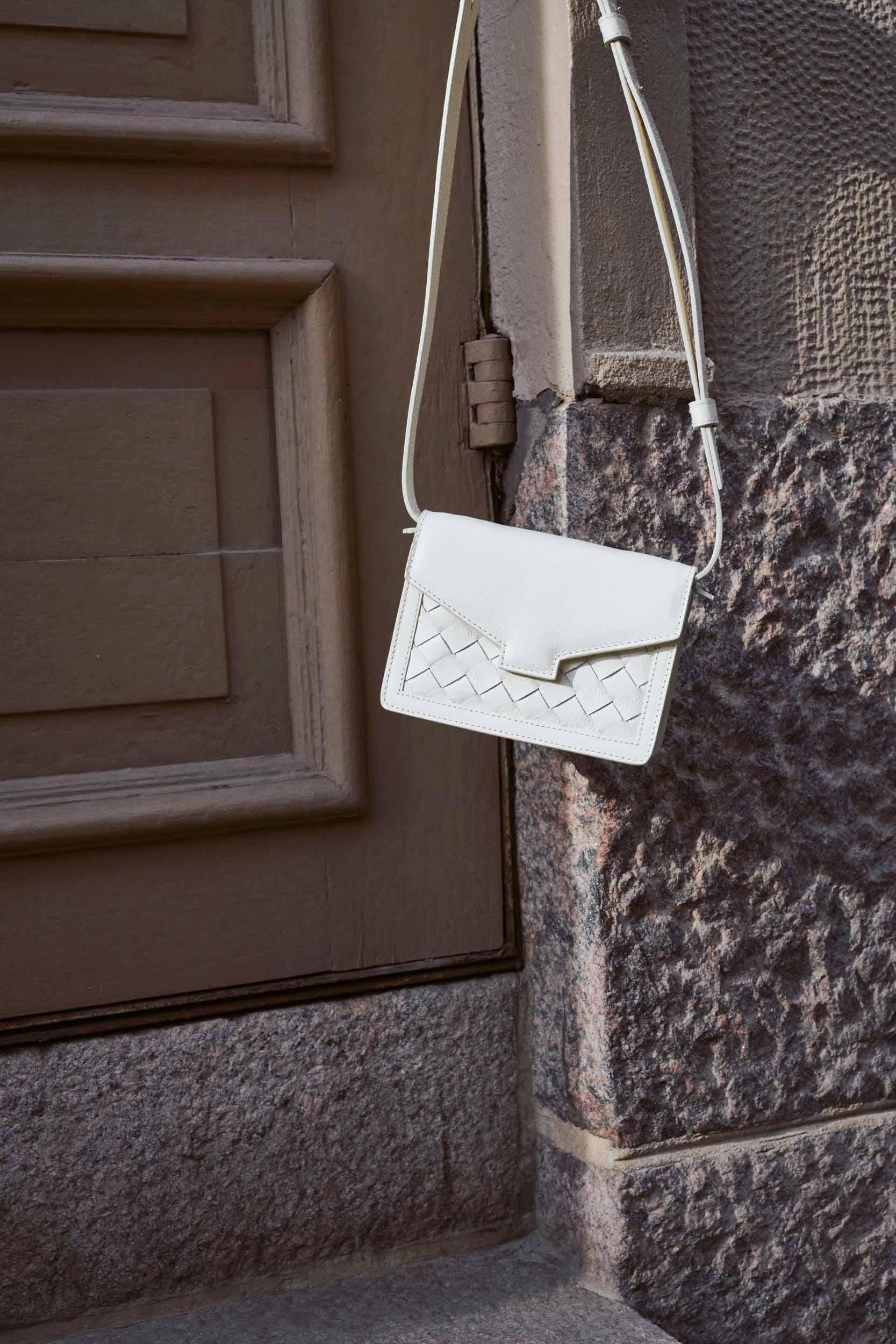 Hilla shoulder bag light shell