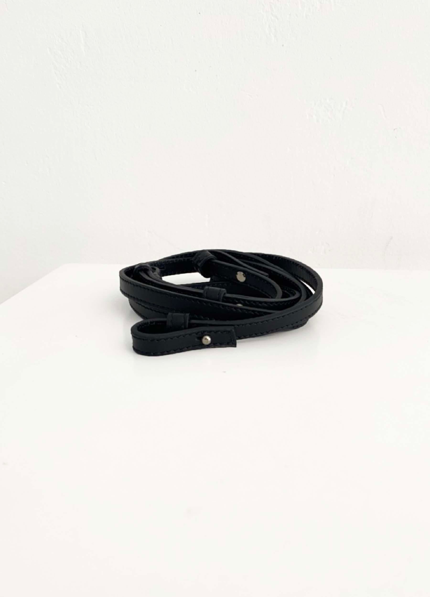 Ohut crossbodystrap-hihna sample