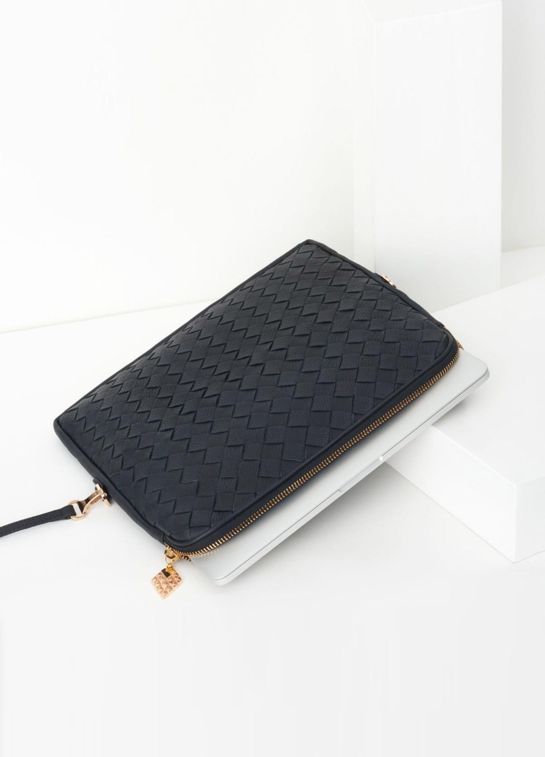 Thin crossbodystrap with buckle sample