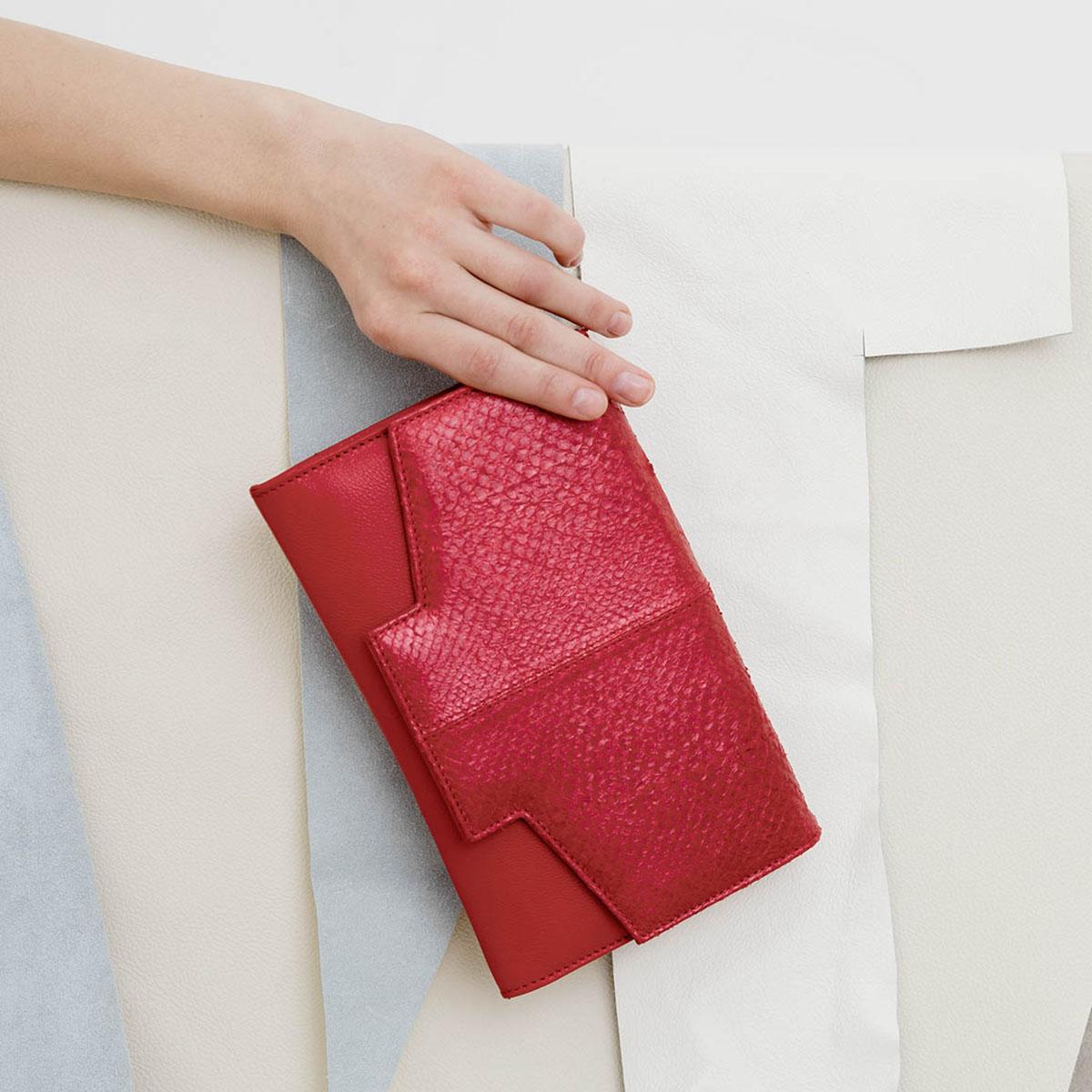 Onni clutch sample